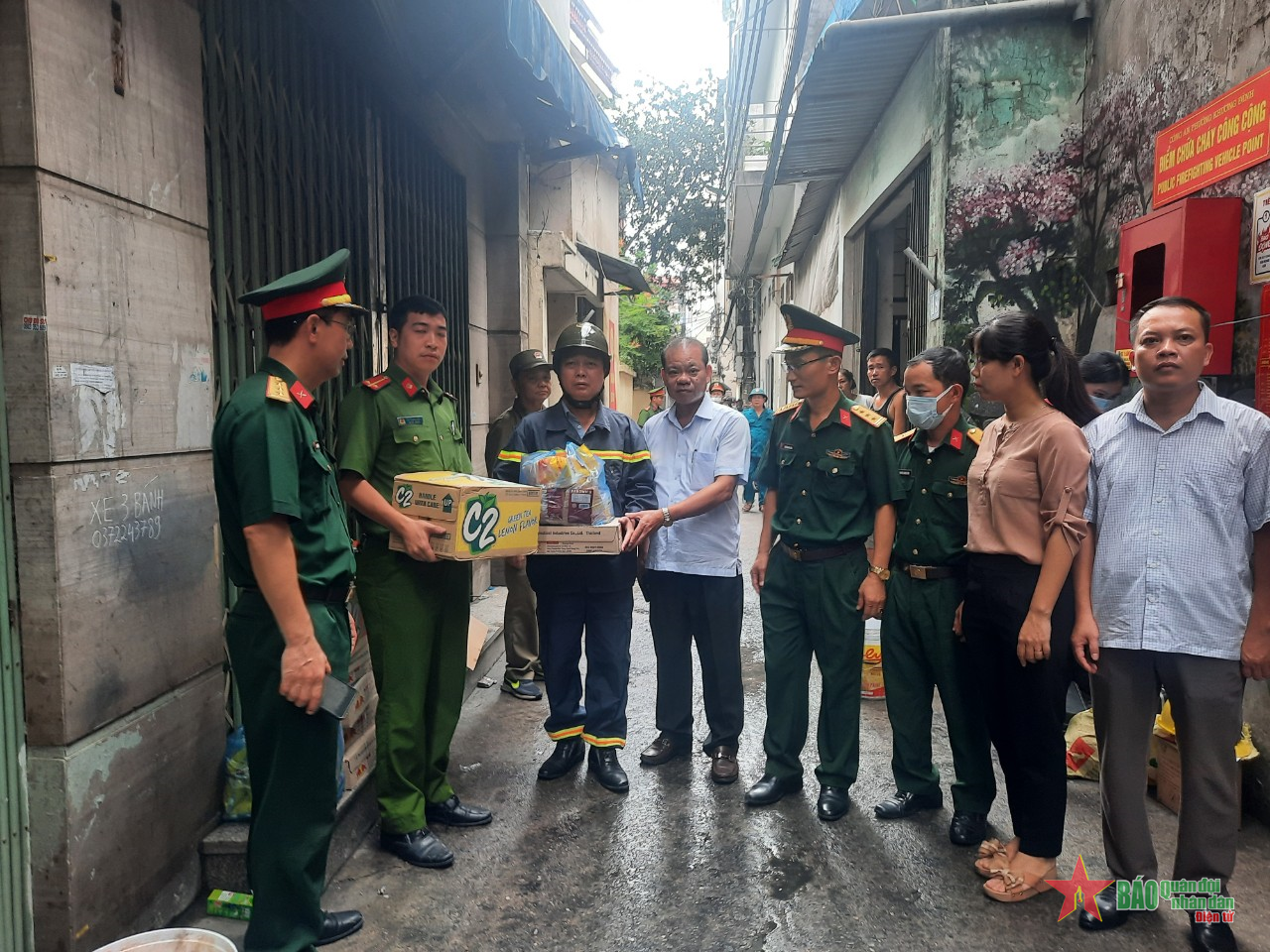 Kịp thời hỗ trợ lực lượng cứu nạn và người dân bị nạn ở chung cư mini tại số 37, ngõ 29/70 phố Khương Hạ